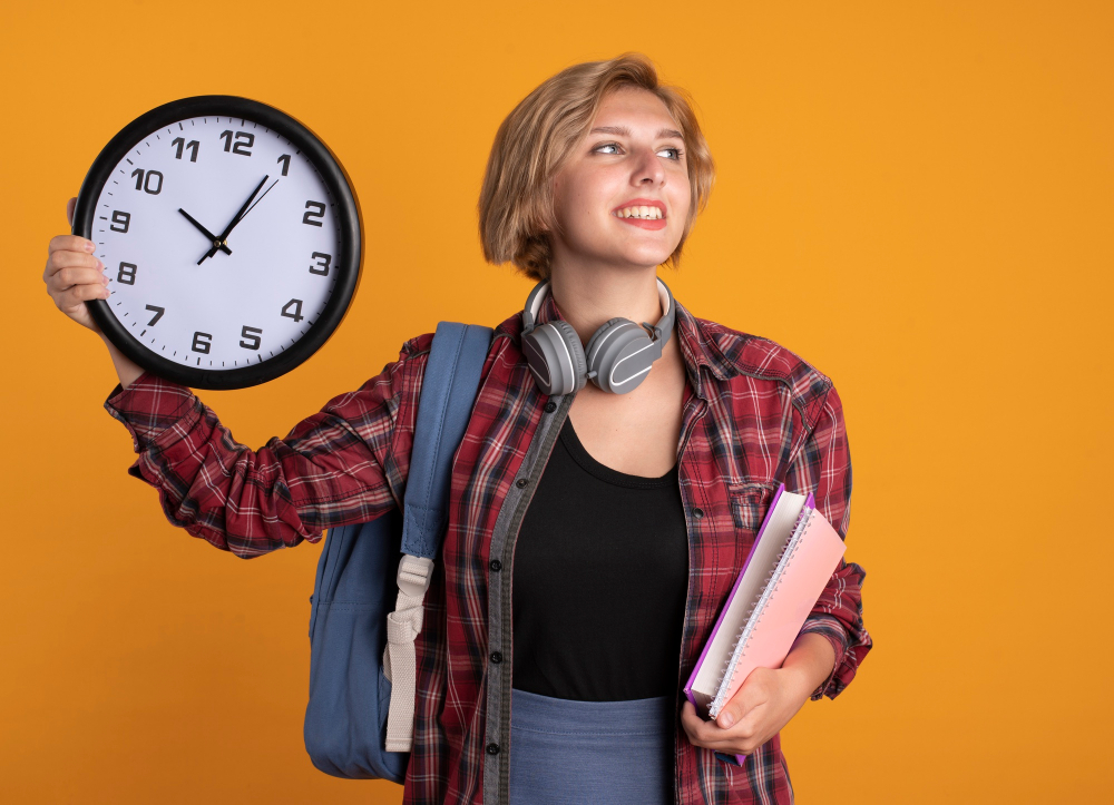 Persona estudiando con material académico