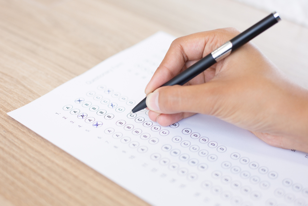 Estudiante preparándose para una prueba académica